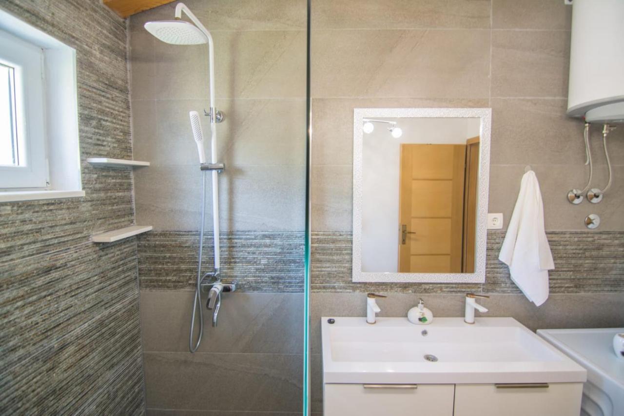 Village Holiday Apartman With Heated Pool Maslina Kostanje 외부 사진